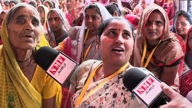योगी को देखने पहुंची गाँव की महिलाएं, सरकार का जताया आभार