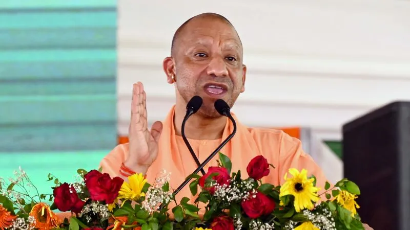 मुख्यमंत्री योगी के हाथों सम्मान पाकर खिल उठे चेहरे, योजनाओं के लाभार्थियों को सौंपे चेक, चाबी और स्वीकृति पत्र