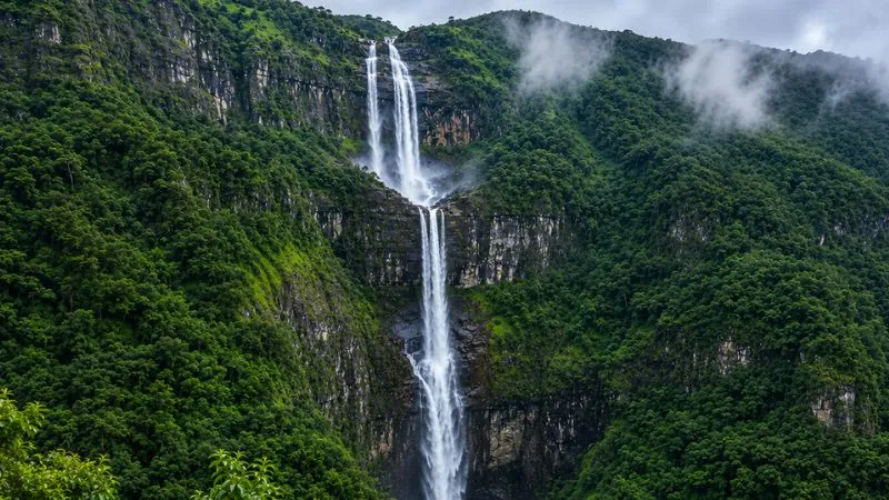 यहाँ स्थित है भारत का सबसे ऊंचा वॉटरफॉल, भीड़भाड़ से दूर इसकी खूबसूरती देख थम जाएंगी सांसें