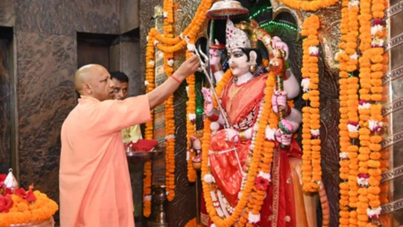 CM योगी ने किए मां पाटेश्वरी के दर्शन, चरणों में लगाई हाजिरी, स्वस्थ-समृद्ध उत्तर प्रदेश की कामना की
