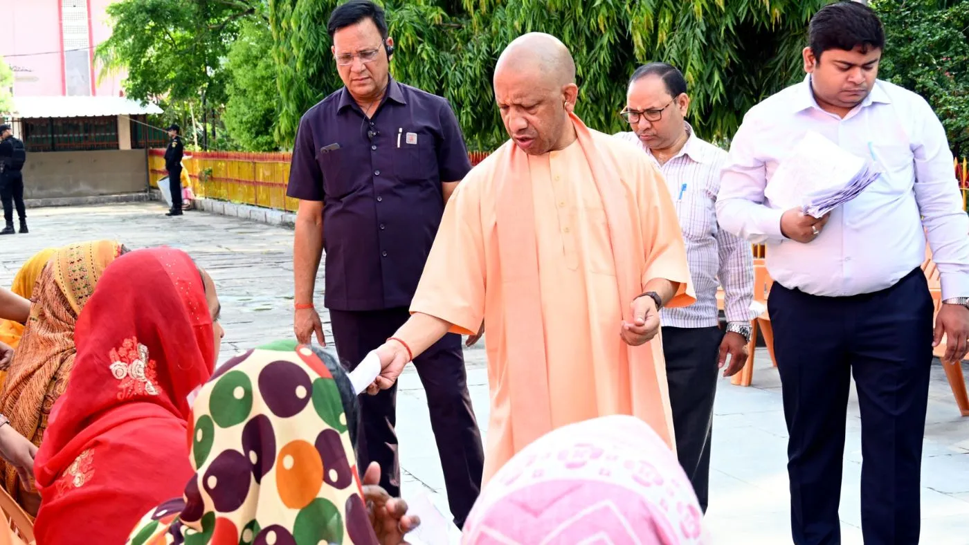 'आप स्वास्थ्य पर ध्यान दें, इलाज की चिंता सरकार करेगी', जनता दर्शन में बोले CM योगी आदित्यनाथ