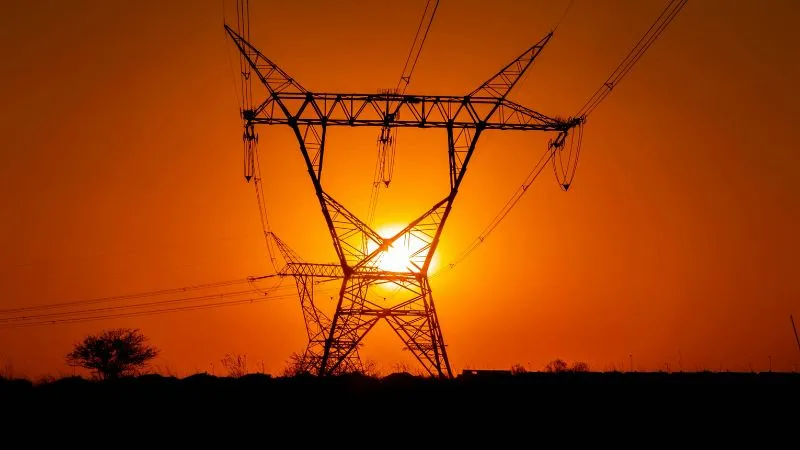UP में बिजली उपभोक्ताओं को बड़ी राहत, नहीं पड़ेगी 10% सरचार्ज की मार, आयोग ने UPPCL के प्रस्ताव पर लगाई रोक