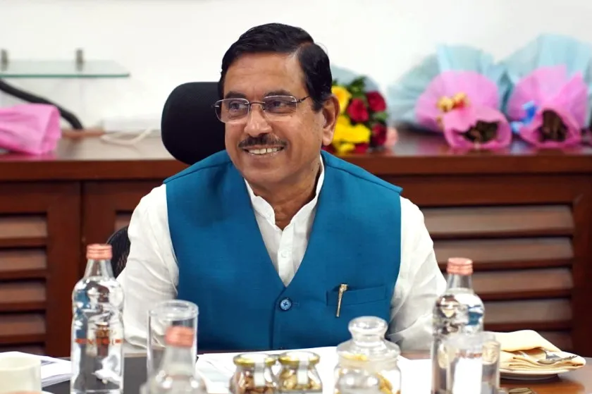 देश के अगले शिक्षा मंत्री होंगे प्रह्लाद जोशी, मोदी सरकार ने सौंपा अतिरिक्त प्रभार, धर्मेंद्र प्रधान की लेंगे जगह