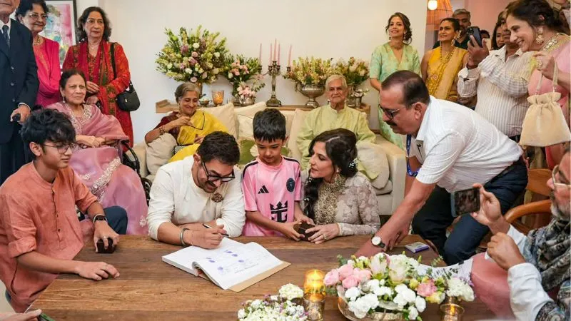 आमिर-गौरी की शादी: जमीन पर बैठकर कपल ने साइन किए पेपर्स, दोनों के बेटे बने गवाह, सामने आई खूबसूरत तस्वीर