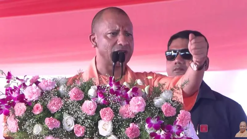 अमरोहा में गरजे CM योगी, बोले- माफिया के लिए जेल या जहन्नुम ही जगह