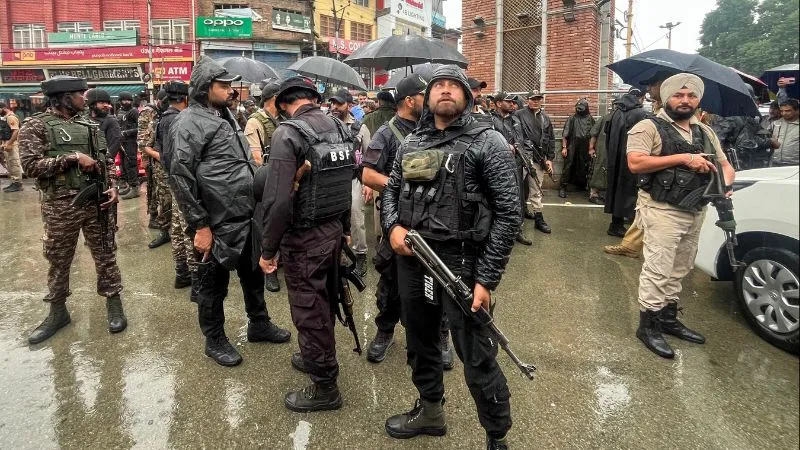 अनंतनाग में पुलिस पर आतंकी हमले के बाद सुरक्षाबलों का बड़ा एक्शन, इलाके सील, चप्पे-चप्पे पर पहरा, ताबड़तोड़ छापेमारी