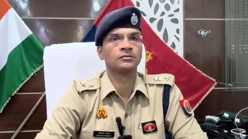 दलित बच्ची की मौत पर सियासत चमकाने आए थे वकील! मेरठ के ऑफिसर ने जड़ दिया थप्पड़, जानें कौन हैं अविनाश पांडे