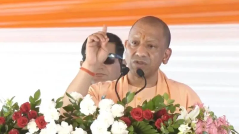 अयोध्या से सपा-कांग्रेस पर बरसे सीएम योगी, बोले- हनुमानगढ़ी की सीढ़ियों पर नमाज पढ़ाने का पाप क्यों किया