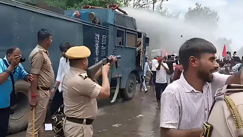 बिहार में प्रोटेस्ट के बीच आंसू गैस का 'टेस्ट' करने पहुंचा लड़का, फिर बोला- 'कड़क माल है Guys', वीडियो वायरल