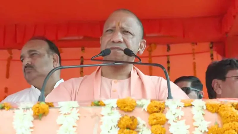 बुंदेलखंड से सपा-कांग्रेस पर बरसे CM योगी, बोले- जिन्हें कब्रिस्तान प्यारा, वे ही कर रहे राम मंदिर का विरोध