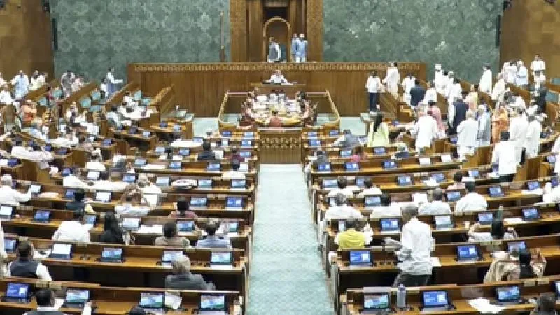 लोकसभा में हंगामे के बीच पास हुआ वंदे मातरम बिल, विपक्ष ने सरकार पर लगाए गंभीर आरोप