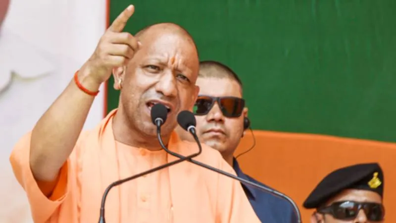 कहीं भी नहीं दिखना चाहिए जलभराव, सीएम योगी ने अधिकारियों को दिए सख्त निर्देश