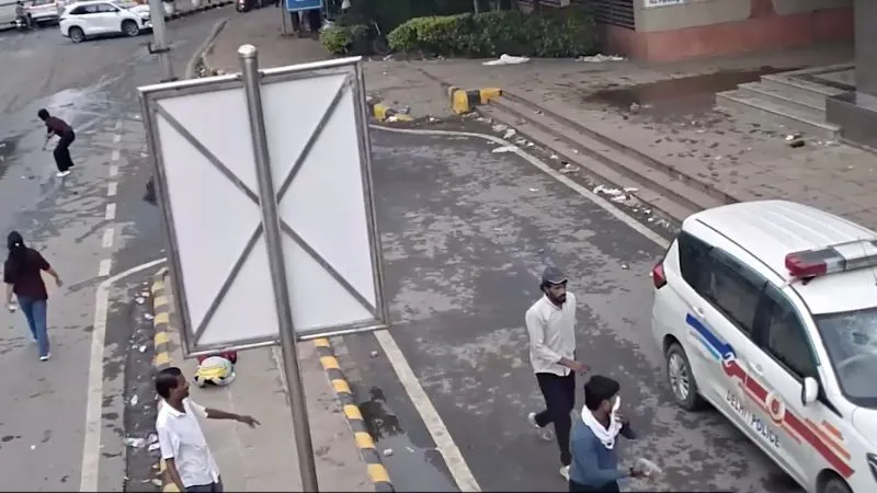 पथराव से बैरिकेड तोड़ने तक... दिल्ली पुलिस ने VIDEO जारी कर दिखाई जंतर-मंतर बवाल की असली तस्वीर