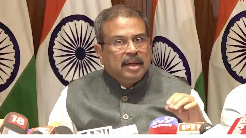 NEET पेपर लीक मुद्दे पर छात्रों के आगे झुकी सरकार, धर्मेंद्र प्रधान के इस्तीफे के बाद विपक्ष ने घेरा; जानें किसने क्या कहा