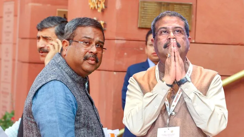 पेपर लीक के खिलाफ ही लड़कर चमकाई थी राजनीति, अब ऐसा घूमा पहिया, देना पड़ा इस्तीफा, जानें धर्मेंद्र प्रधान की कहानी