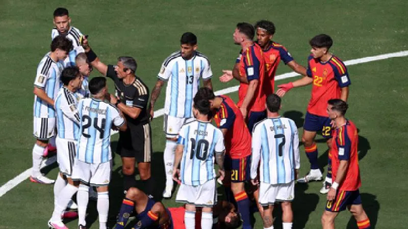 FIFA World Cup Final के बाद मैदान बना अखाड़ा, स्पेन के खिलाड़ियों से भिड़े अर्जेंटीना के प्लेयर्स, बीच मैदान पर हुई मारपीट