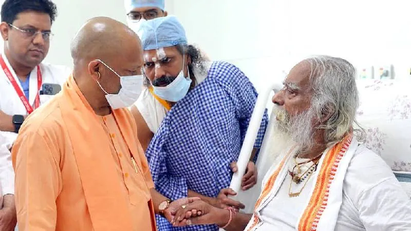 मेदांता अस्पताल पहुंचे सीएम योगी, महंत नृत्य गोपाल दास से मुलाक़ात कर जाना हालचाल