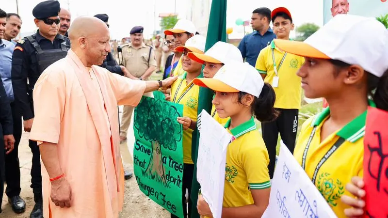गोरखपुर: CM योगी ने किया पौधारोपण महायज्ञ 2026 का शुभारंभ, एक दिन में 35 करोड़ पौधे लगाने का लक्ष्य
