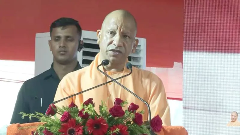 495 करोड़ की गोड़धोइया नाला परियोजना का CM योगी ने किया निरीक्षण, बोले-सपा शासन में भूमाफियाओं ने लोगों को ठगा