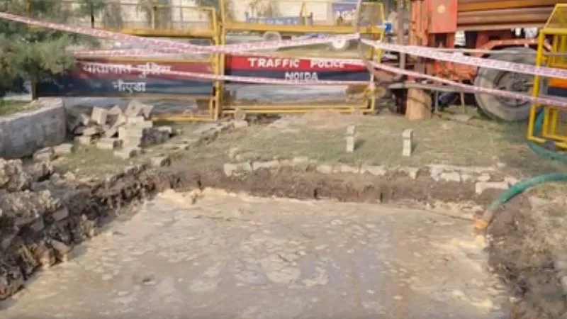 ग्रेटर नोएडा: खुले गड्ढे में गिरने से 6 साल के बच्चे की मौत, ठेकेदार समेत तीन पर FIR, प्राधिकरण की बड़ी लापरवाही