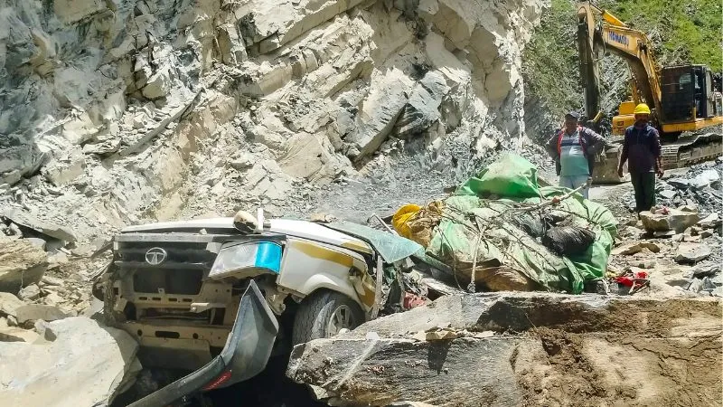 हिमाचल प्रदेश में आफत की बारिश… चलती कार पर गिरा पहाड़, 13 लोगों की मौत, दो घायल