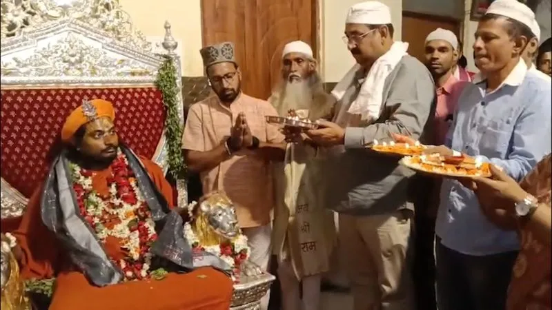 बाबा विश्वनाथ धाम से सामने आई अनूठी तस्वीर, गुरु पूर्णिमा पर 100 से ज्यादा मुस्लिमों ने ली गुरु दीक्षा, आरती भी उतारी