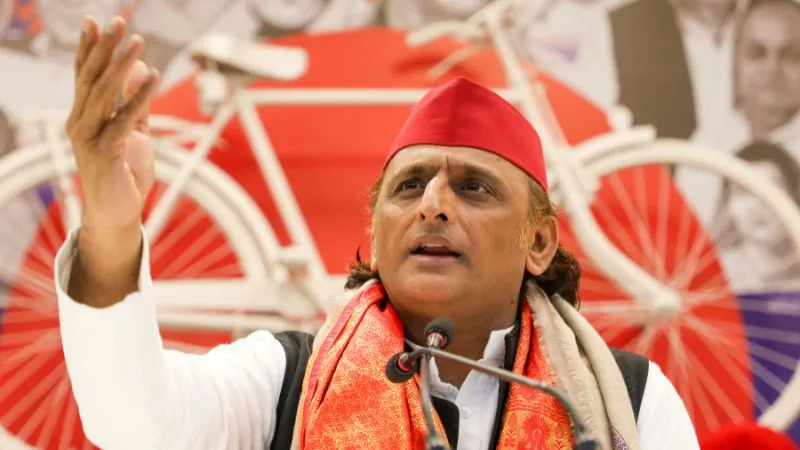 लंदन में क्या खिचड़ी पका रहे हैं अखिलेश?