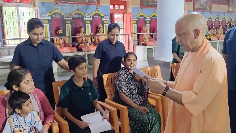 भारी बारिश के बीच CM योगी ने सुनीं लोगों की समस्याएं, बोले- घबराइए मत, हर समस्या का समाधान होगा