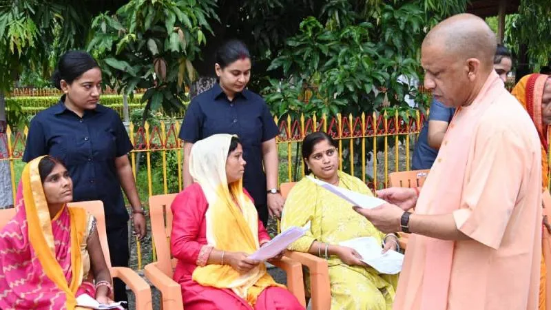 CM योगी ने सुनीं 200 लोगों की समस्याएं, बोले- पैसे के अभाव में किसी का इलाज नहीं रुकेगा