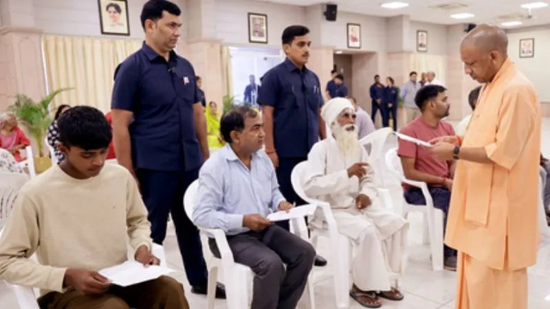 जनता दर्शन में CM योगी ने सुनी फरियादियों की समस्याएं, बोले- नर सेवा ही नारायण सेवा