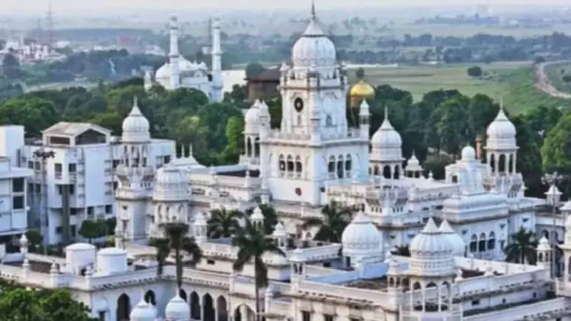 KGMU के सभी हॉस्टलों की मेस में नॉनवेज पर रोक, संत ने किया स्वागत तो मौलाना ने जताया विरोध