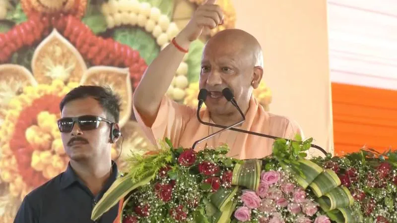 कुशीनगर से CM योगी का सपा पर हमला, बोले- 2017 से पहले न नीति थी, न नीयत, गरीबों और मंदिरों के साथ हुआ अन्याय