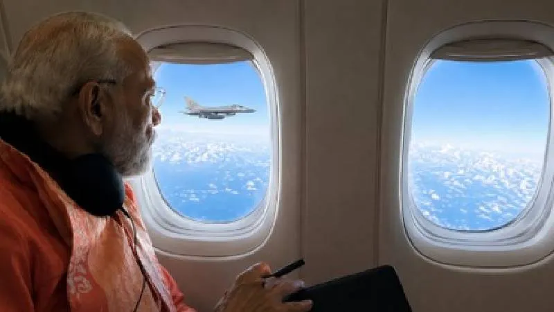 इंडोनेशिया में पीएम मोदी की यात्रा का हुआ भव्य सम्मान, विदाई में 5 फाइटर जेट्स ने दी 'सलामी'