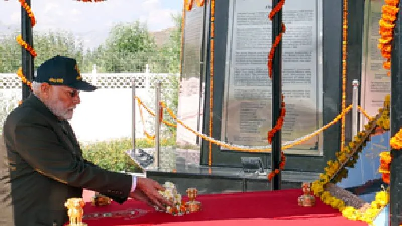 कारगिल के अमर शहीदों को राष्ट्रपति सहित कई बड़े नेताओं ने दी श्रद्धांजलि, पीएम मोदी बोले- वीरों का बलिदान देश कभी नहीं भूलेगा