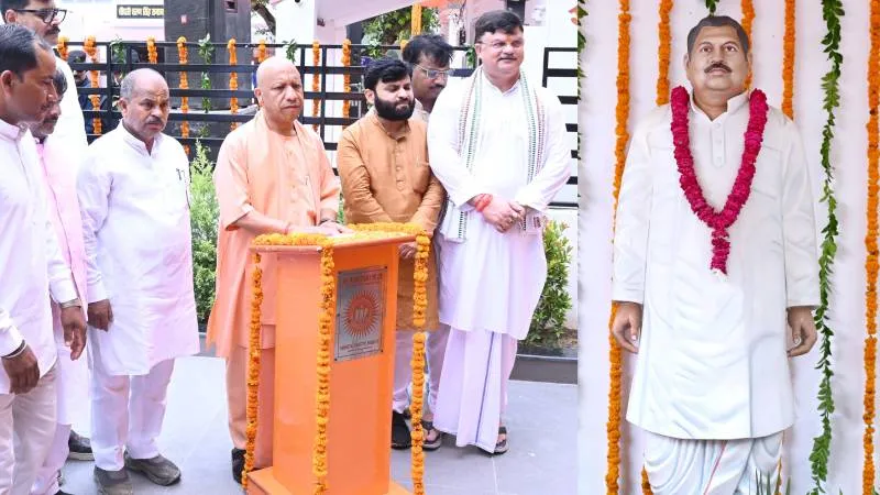 अयोध्या में सीएम योगी ने पूर्व मंत्री मुन्ना सिंह चौहान की प्रतिमा का किया अनावरण, लाभार्थियों को बांटे चेक और आवास की चाबियां
