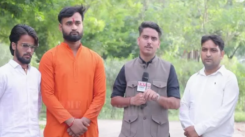 भगवा कुर्ता पहने जिस लड़के को कॉकरोचों ने पीटा उसने खोल दी पोल!