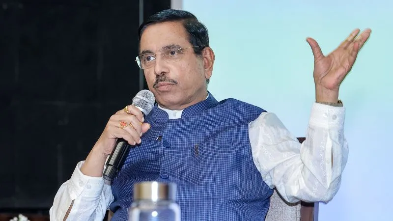 RSS का कट्टर स्वयंसेवक, PM मोदी का भरोसेमंद, 5 बार के MP...आखिर कौन हैं देश के नए शिक्षा मंत्री प्रह्लाद जोशी?