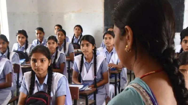 राजस्थान के स्कूल की शर्मनाक हरकत, पैसे खोने पर टीचर ने उतरवाए लड़कियों के कपडे, शिक्षा विभाग ने की कार्रवाई