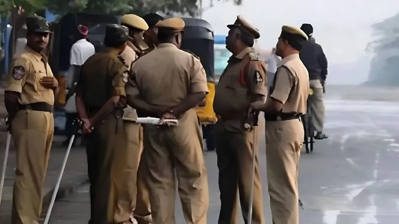 बिना लाइसेंस बना रहे थे ब्रांडेड शराब, लखनऊ से दिल्ली तक थी सप्लाई, छापेमारी के बाद दबोचे गए लालू यादव के करीबी