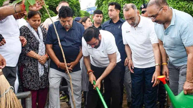 पंचकूला से राज्यव्यापी स्वच्छता अभियान की शुरुआत, सीएम नायब सिंह सैनी ने खुद लगाई झाड़ू