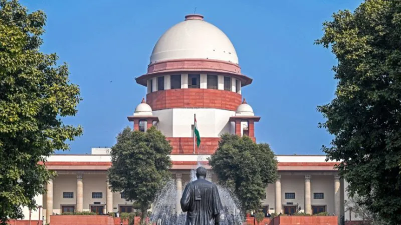 ‘मैं ऑर्डर देता हूं…’ कागज उछाले, CJI पर अभद्र कमेंट किया, सुप्रीम कोर्ट में बवाल काटने वाले वकील पर एक्शन