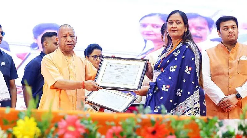 सीएम योगी ने 12 उत्कृष्ट विद्यालयों के प्रधानाचार्यों को किया सम्मानित, बच्चों से संवाद कर बढ़ाया उत्साह