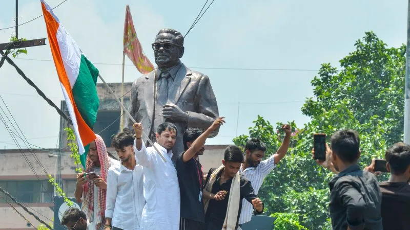 देर रात गिरफ्तारी, पेशी और फिर 14 दिन के लिए बेउर जेल भेजे गए तेज प्रताप यादव, जानें क्या हैं आरोप