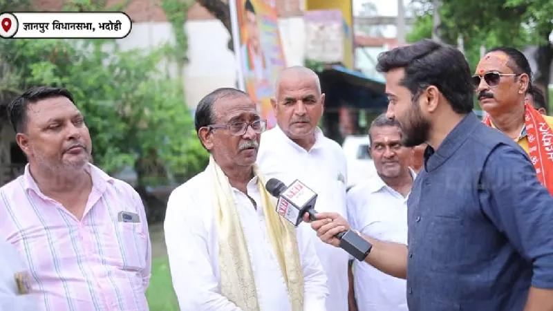 "जिस गाड़ी में सपा का झंडा, समझो..." ज्ञानपुर में जनता ने अखिलेश यादव को घेरा!