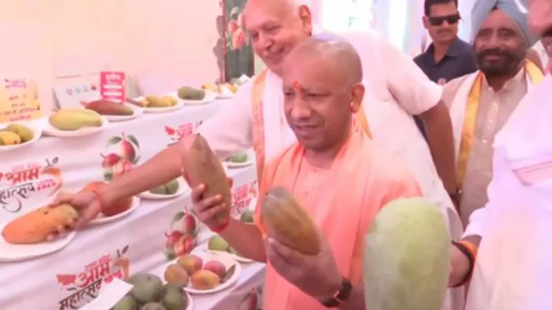 लखनऊ में आम महोत्सव का उद्घाटन, सीएम योगी बोले- यूपी के आम को वैश्विक बाजारों तक पहुंचाएंगे
