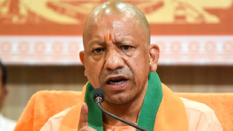 उन्नाव एक्सप्रेसवे पर भीषण हादसा, बस-कार की टक्कर में 5 की मौत, CM योगी ने जताया दुख