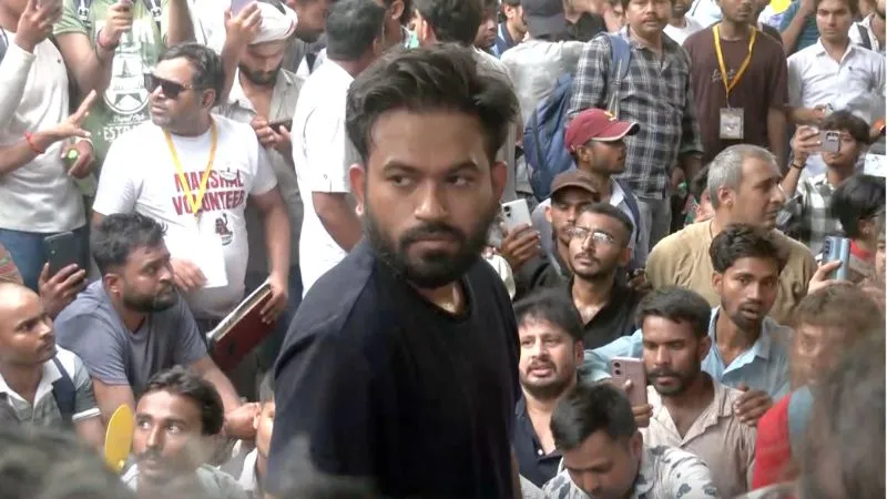 'मुझे पीटा, हिरासत में रखा', जंतर मंतर पर पुलिस एक्शन के बीच अभिजीत दिपके का बड़ा आरोप, खदेड़े जा रहे प्रदर्शनकारी