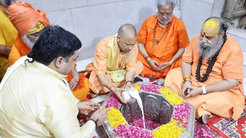 CM योगी ने श्री दूधेश्वरनाथ महादेव मठ मंदिर में किया जलाभिषेक, साधु-संतों से किया संवाद