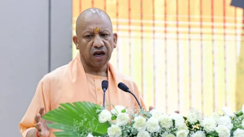 CM योगी ने लाभार्थियों को किया सम्मानित, दिव्यांगजनों को बांटी मोटराइज्ड ट्राई साइकिल