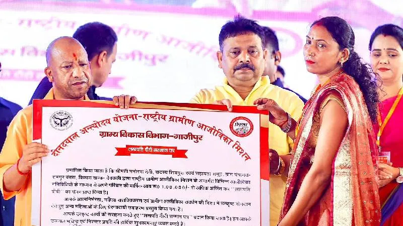 गाजीपुर : जनसभा में अपनी पेंटिंग देखकर भावुक हुए सीएम योगी, महिलाओं को मंच पर बुलाकर दिया आशीर्वाद
